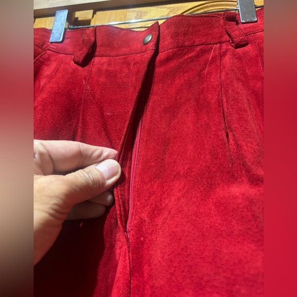 Vintage 80’s Linea Privata Red Suede Leather Pleated High Waisted Shorts 5/6 - Picture 8 of 9